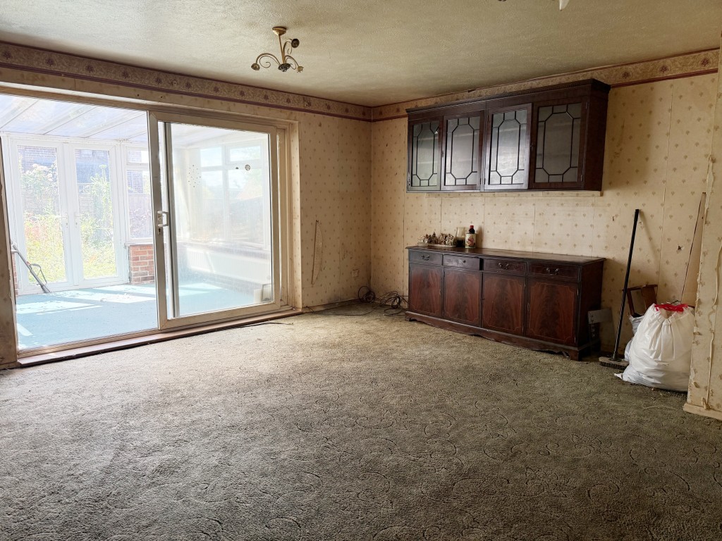 Lot: 25 - TERRACE HOUSE FOR REPAIR AND REFURBISHMENT WITH GARAGE - Living room leading to conservatory & garden